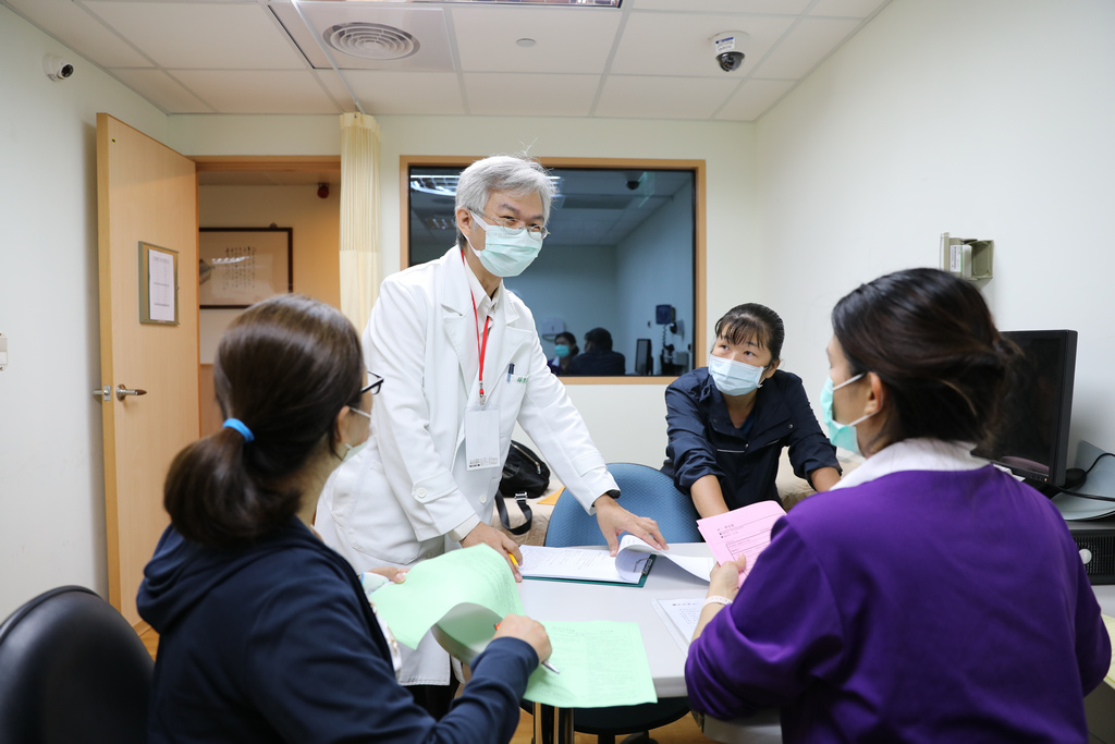 正式OSCE前，考官與標準化病人討論劇本達到共識