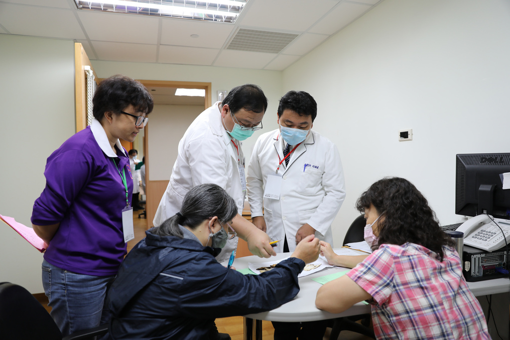 正式OSCE前，考官與標準化病人討論劇本達到共識