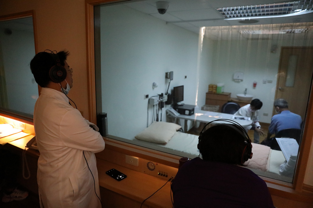 透過中心內教師走道的單片偏光玻璃與全方位的即時影音記錄，每一個學生在接受測試的時候，同時都會有考官做出最客觀準確的評估結果