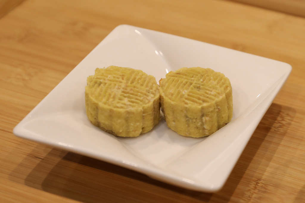 高纖、低脂的綠豆燕麥月餅，熱量不僅只有93大卡，糖分減少到5.3克，還多了1.6克的膳食纖維，讓民眾在吃應景的月餅時也可以吃得很健康