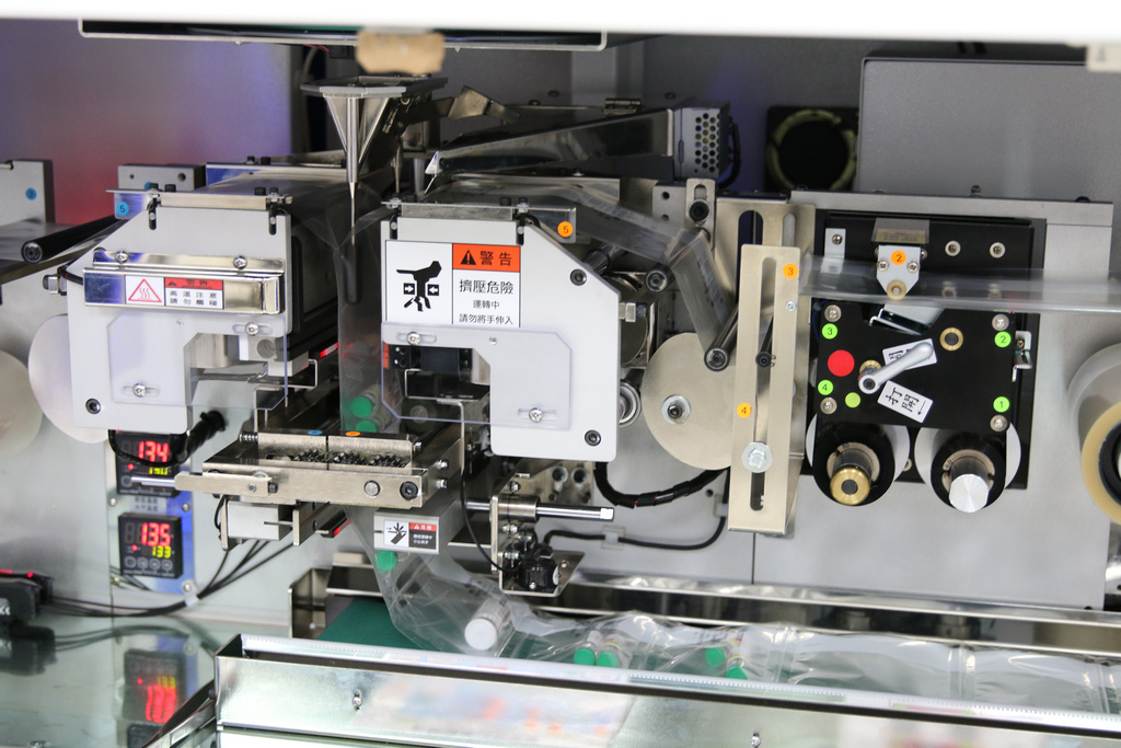 「全自動針劑包藥機」提供住院病人注射藥劑單一劑量包裝，因應用藥精準與即時的需求，讓用藥安全更升級