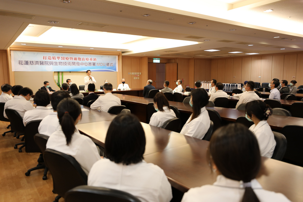 花蓮慈院與生技中心團隊蒞臨見證，雙方將在再生醫學、精準醫療、癌症治療、細胞治療等領域開展廣泛性合作。