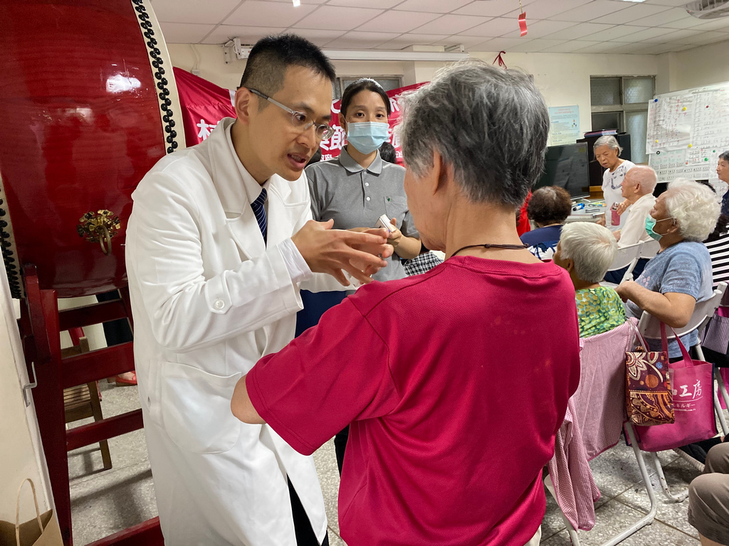 張群明醫師向社區長者民眾分享乳癌治療