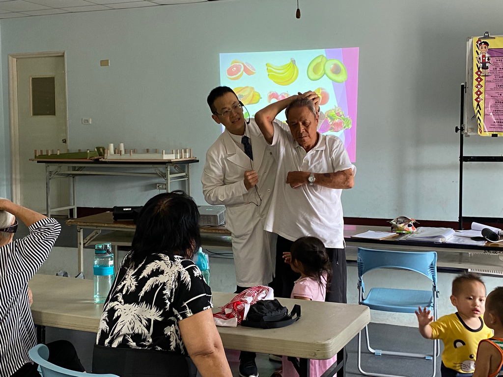 張群明醫師向民眾解說如何乳房自我檢查。