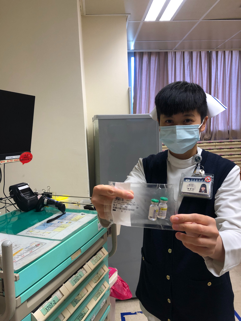 「全自動針劑包藥機」提供全院住院病人針劑單一劑量餐包，更縮短臨床護理師的備藥及給藥時間，打造出溫暖有感的醫療服務