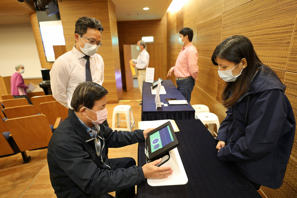 講座現場提供報名長者及民眾做心房顫動篩檢體驗，僅需30秒就能完成新型單導極心電圖篩檢