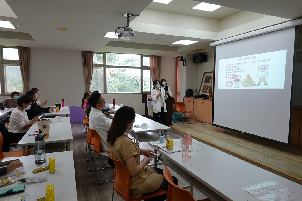 花蓮慈濟醫院呼吸治療師陳宜榛示範肺部復原運動 花蓮慈濟醫院呼吸治療師陳宜榛示範肺部復原運動