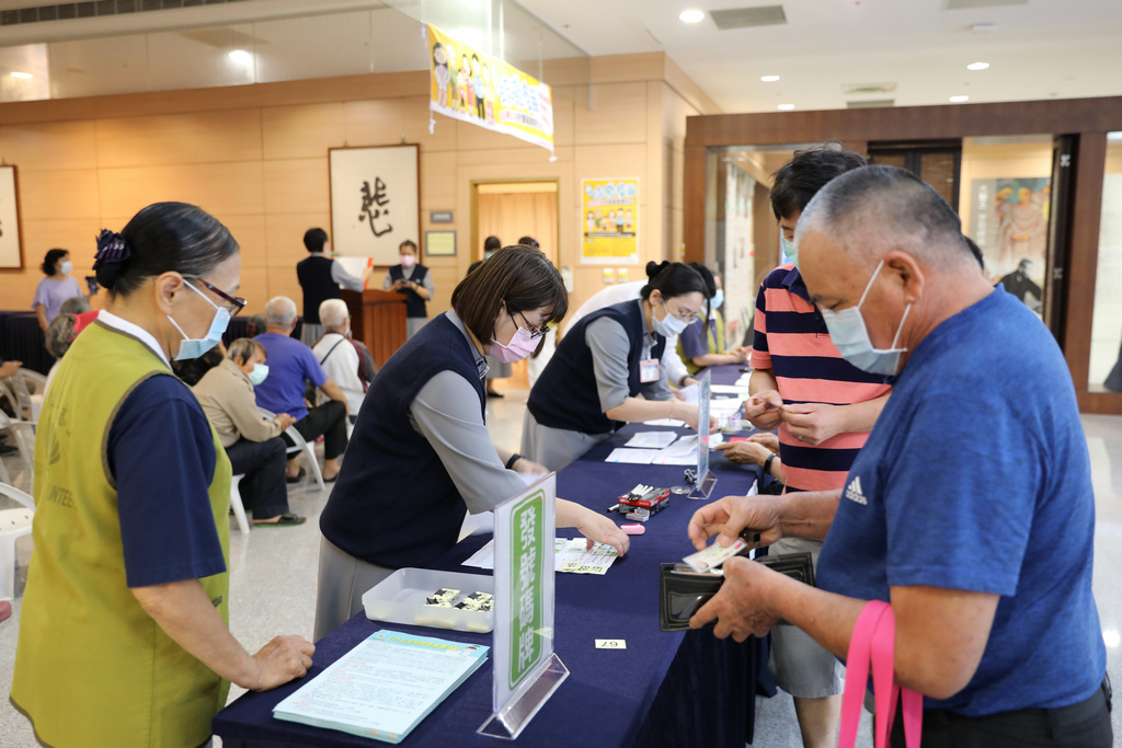 施打疫苗第一天,醫事室團隊多條動線受理長者報到。 施打疫苗第一天,醫事室團隊多條動線受理長者報到。