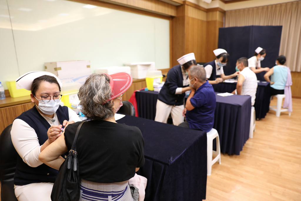 四條動線施打疫苗，縮短長者等候時間。