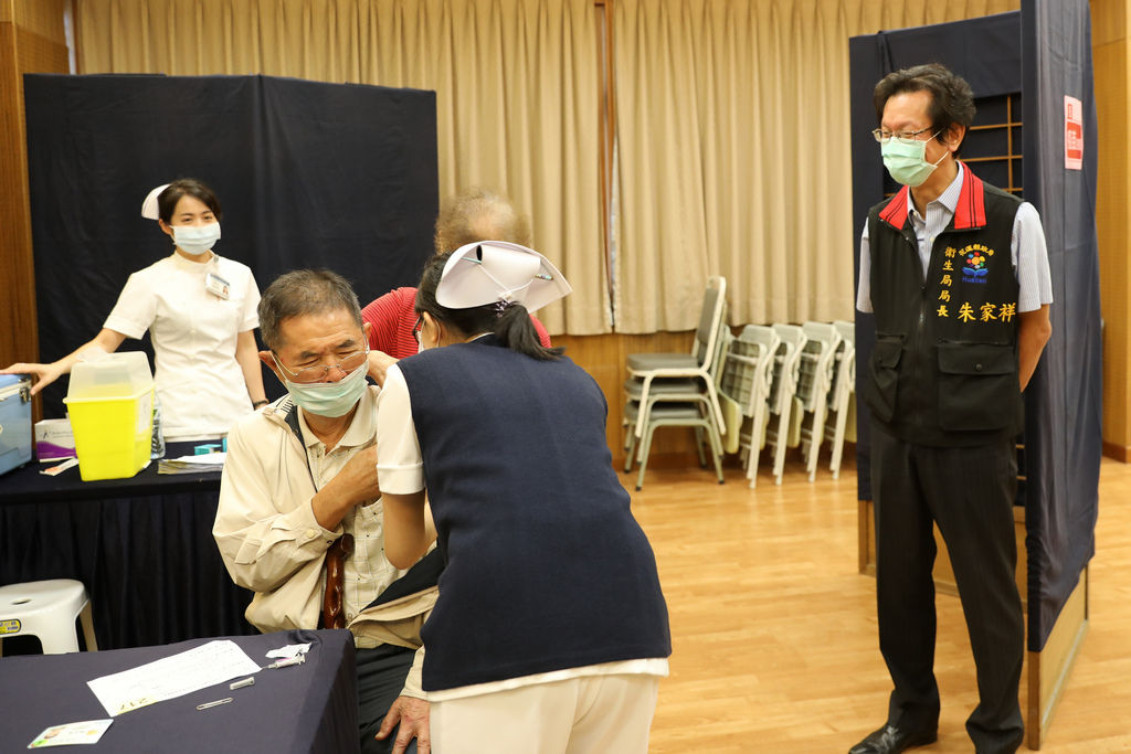 花蓮縣衛生局局長朱家祥至花蓮慈院關心,並肯定流感疫苗施打首日狀況,施打動線規劃井然有序。 花蓮縣衛生局局長朱家祥至花蓮慈院關心,並肯定流感疫苗施打首日狀況,施打動線規劃井然有序。