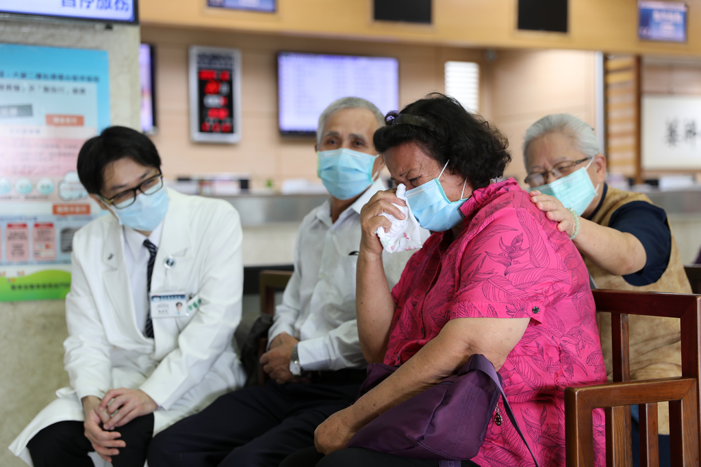 古先生的太太表示，當時就看到先生一直在吐血，坐上救護車之後就沒有意識了