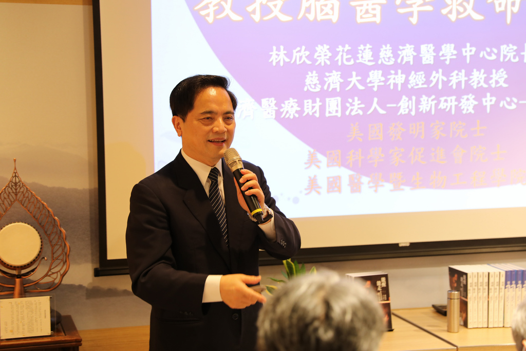 林欣榮院長在《能醒．能走》新書發表會中，分享醫療團隊和病人之間、病人與家人之間，以及病人的心路歷程