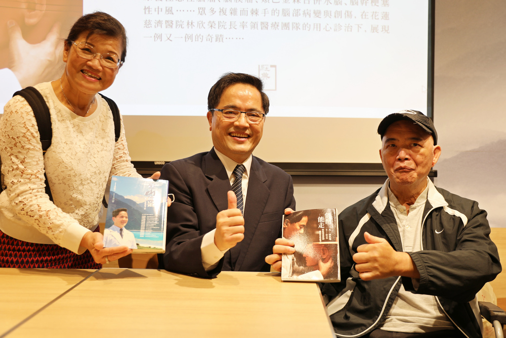 《能醒能走》中〈等你再和我一起唱歌〉的主角，黃太太潘月桃(左)在二年前看了《盤山過嶺》，帶著黃國清(右)找林欣榮院長治療，如今他們的故事被收在新書裡