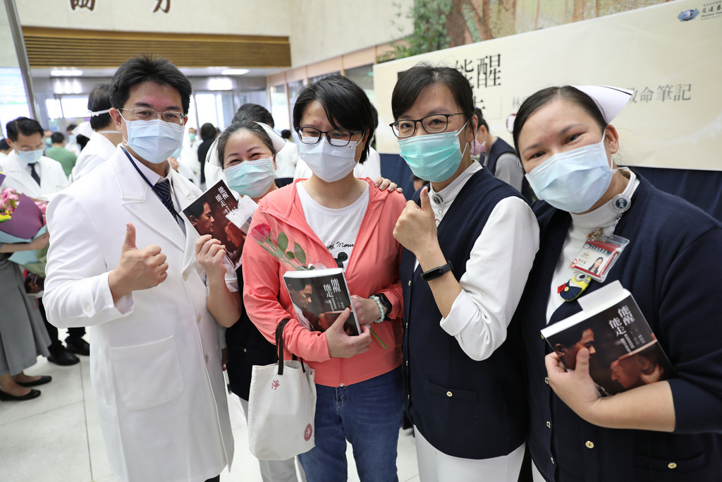小穎(中)也很感恩照護她的中醫副院長何宗融(左一)、護理部主任鍾惠君(左二)、專科護理師王宜芬(右二)、神經內外科護理長余佳倫(右一) 小穎(中)也很感恩照護她的中醫副院長何宗融(左一)、護理部主任鍾惠君(左二)、專科護理師王宜芬(右二)、神經內外科護理長余佳倫(右一)