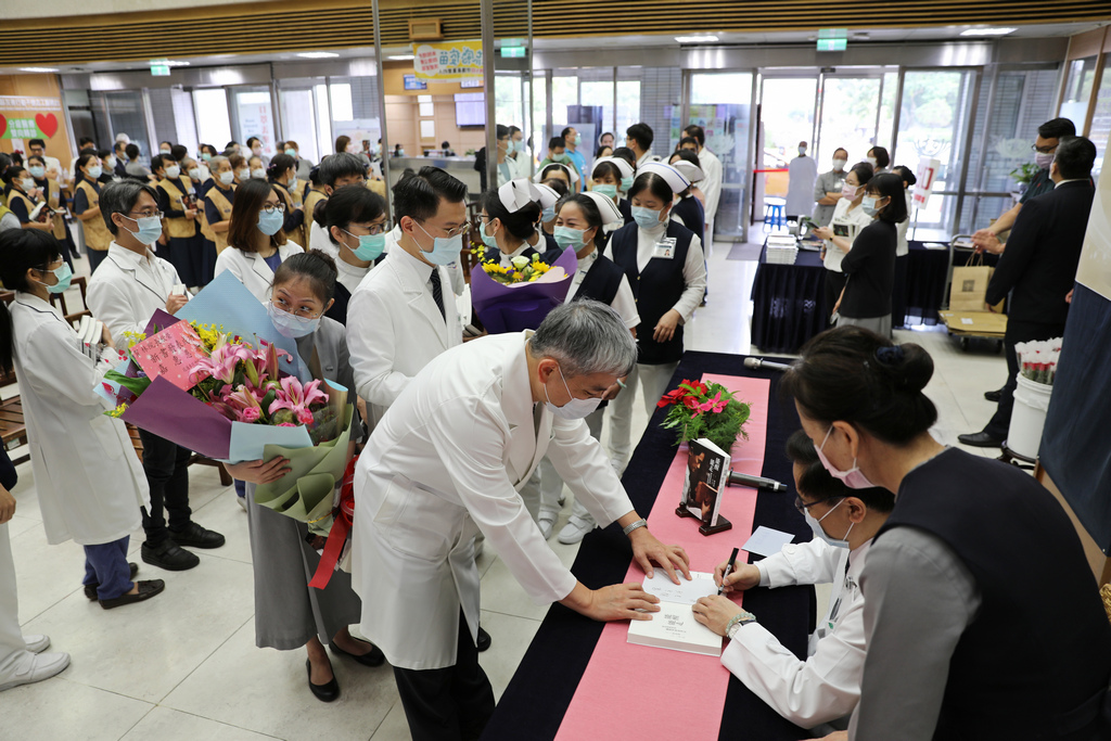 花蓮慈濟醫院林欣榮院長的第二本著作《能醒能走-林欣榮教授的腦醫學救命筆記》新書簽名會大排長龍 花蓮慈濟醫院林欣榮院長的第二本著作《能醒能走-林欣榮教授的腦醫學救命筆記》新書簽名會大排長龍