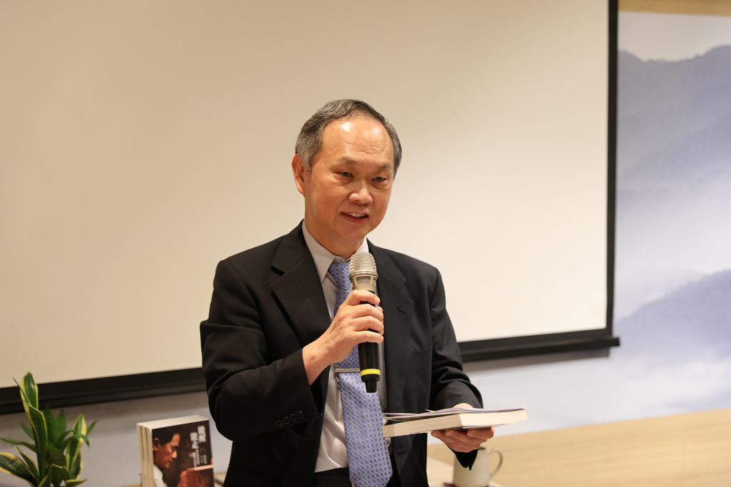 台灣醫療典範獎的外科專家暨臺灣大學名譽教授賴鴻緒致詞時，借證嚴法師推薦序言「這本書是病苦者的希望明燈，無助的病人在開刀前如果看了這本書，生命一定會重燃希望的明燈