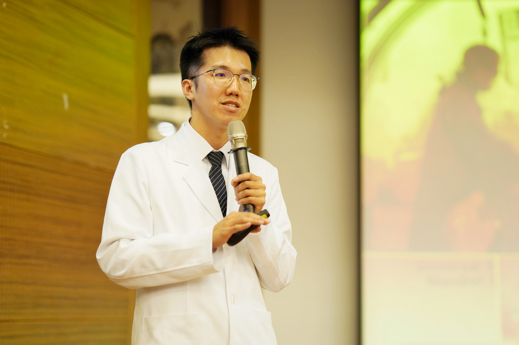 高齡整合照護科許晉譯醫師表示，心房顫動的患者中風機率比常人多五倍，且心衰竭和死亡率也較高