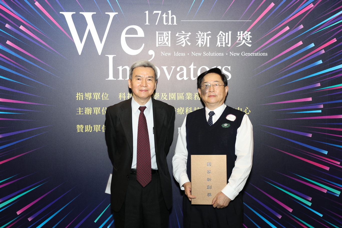 花蓮慈院臨床病理部主任陳立光(右)與團隊找出「超級細菌的剋星－噬菌體清潔劑」，今年再度獲得新創精進獎殊榮