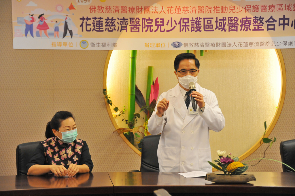 花蓮慈院林欣榮院長(右)指出，很感恩花東地區社政、地檢、婦幼隊、醫療等夥伴建立綿密的保護網，讓孩子們安心長大