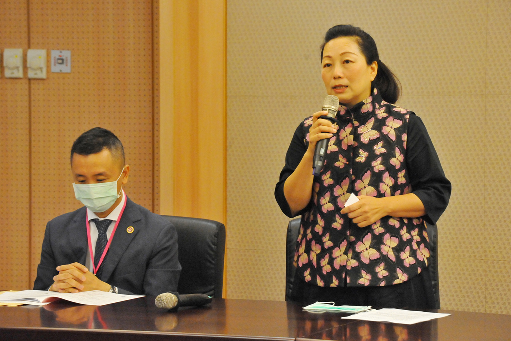 花蓮縣長徐榛蔚(右)表示，很感謝從花蓮慈院兒保中心兩年來，整合花東兩地社政、警政、教育與醫療資源，並編織綿密且更有力量及深度的聯絡網，從根部來解決問題