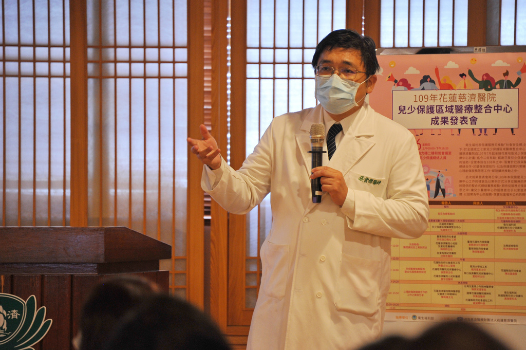 花蓮慈院兒少保護區域醫療整合中心主任張雲傑表示，在花東地區一共舉辦二十五場次的工作坊及研習會，並保護了三十二位的受虐兒
