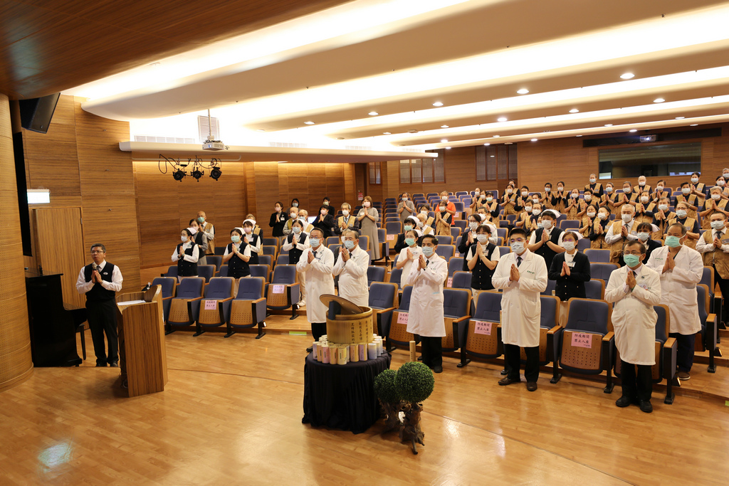 在花蓮慈院院長林欣榮及副院長們的帶領下，志工及同仁虔誠祈禱消弭災難