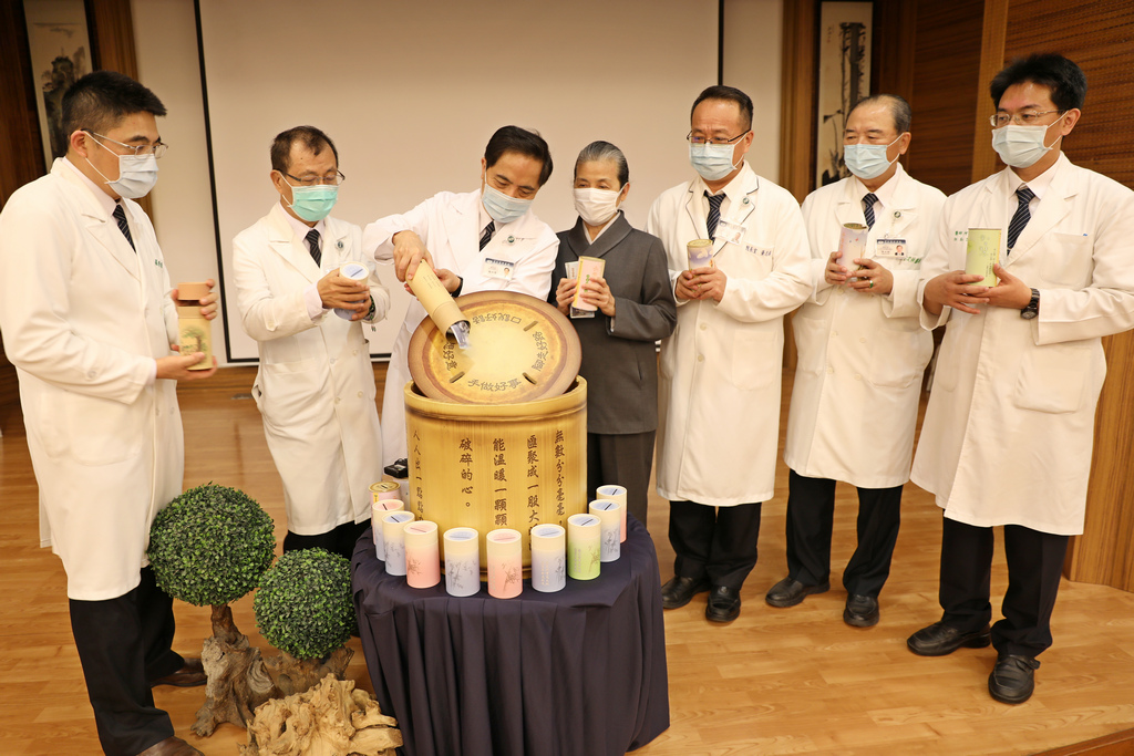 花蓮慈院院長林欣榮(左三)、副院長許文林(右二)、吳彬安(左二)、羅慶徽(左一)、何宗融(右一)、黃志揚(右三)及慈濟志工顏靜曦(右四)的帶領同仁投下點滴愛心