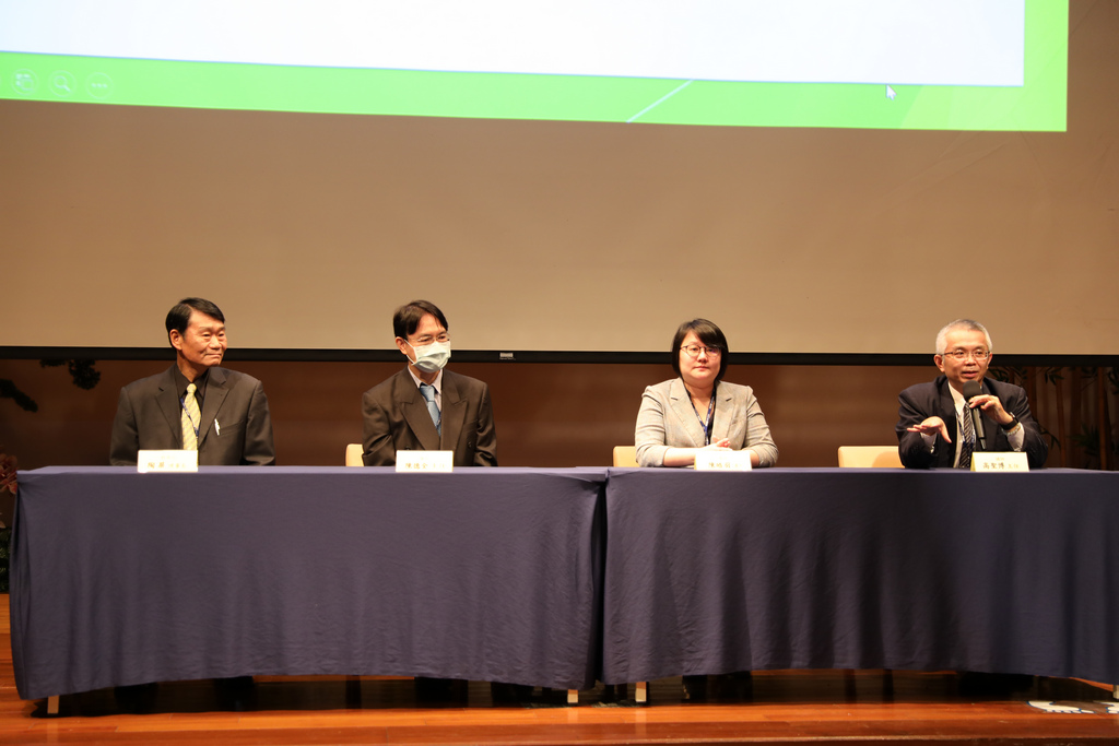 第二場標準化病人經營與成果，台灣標準化病人協會理事長陶屏(左起)、高雄長庚陳德全主任、北醫大學陳浩羽講師、花蓮慈院高聖博主任