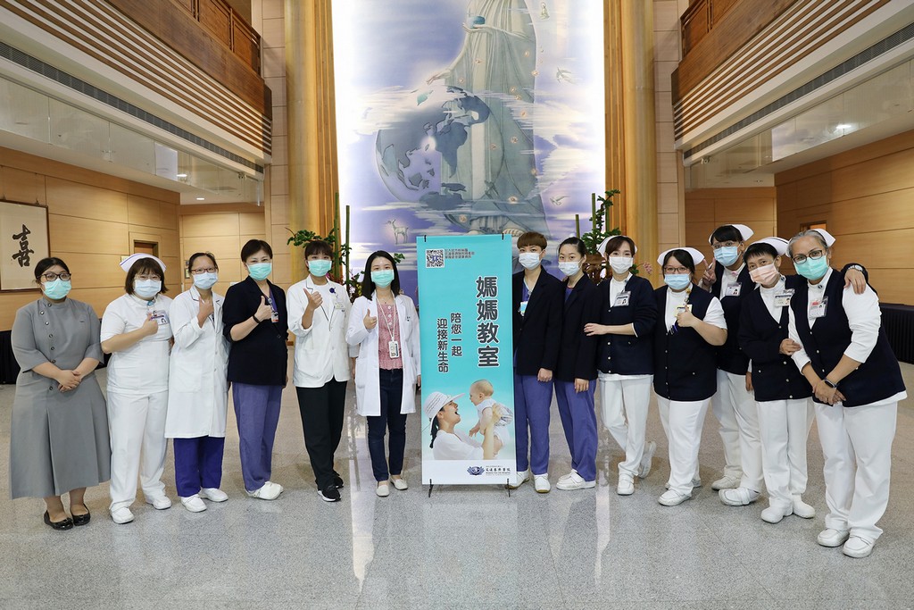 花蓮慈濟醫院婦產部陳萱醫師(左六)與媽媽嘉年華團隊