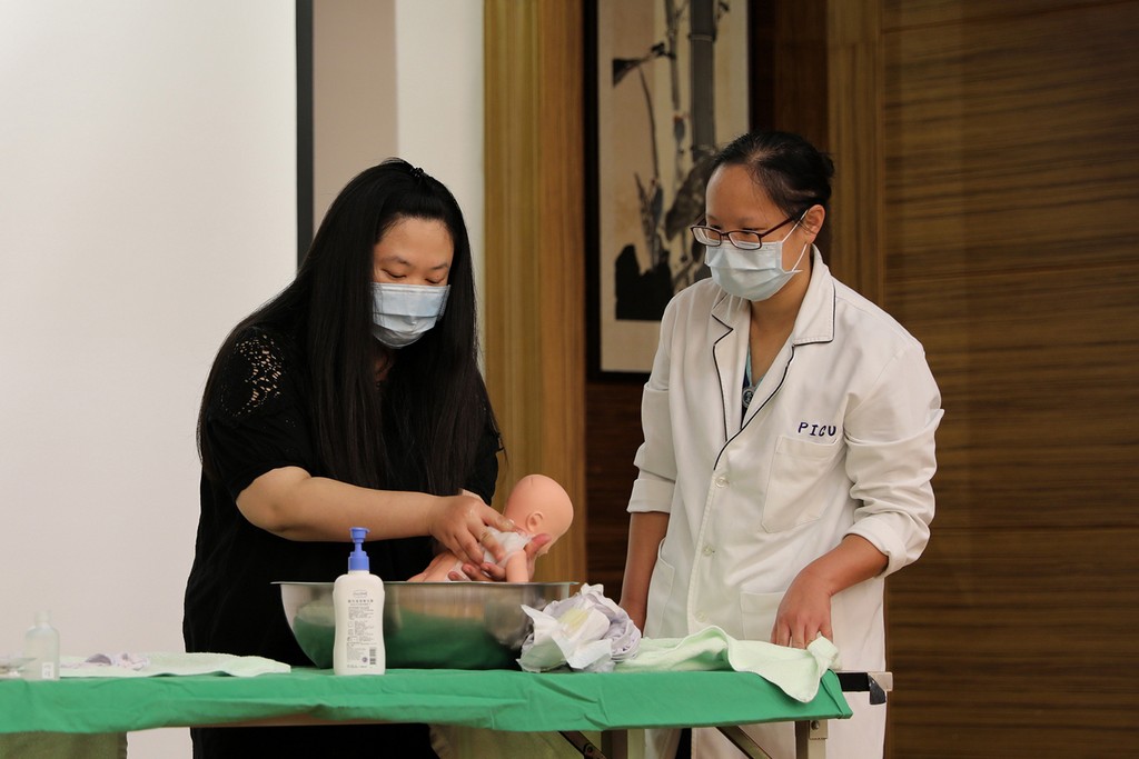 參加寶寶沐浴練習的傅小姐說(左)，還好有教學課程可以實作練習，減少了她的恐懼跟慌張