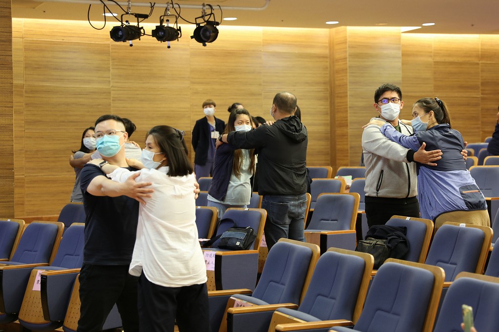 搖屁股練習，媽咪可和另一半雙人搭肩練習，促進愛的賀爾蒙及媽媽們的安定感。