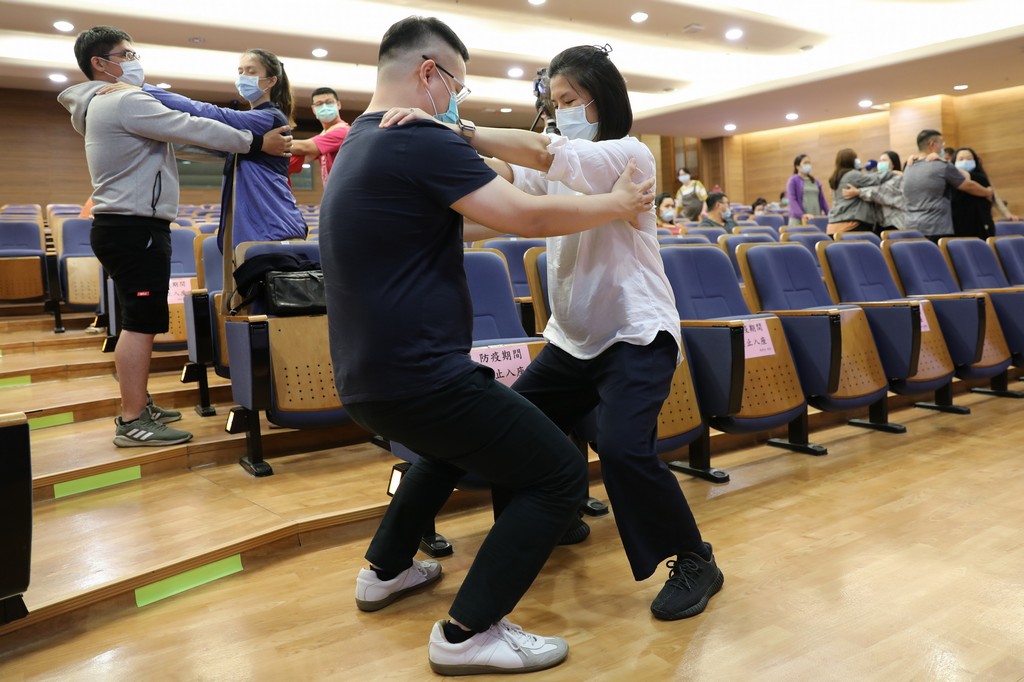 物理治療師蔡子涵表示，「搖屁股」練習可以將骨盆底肌向上提、增加關節穩定性，還能改善漏尿、腰痠與骨盆帶疼痛