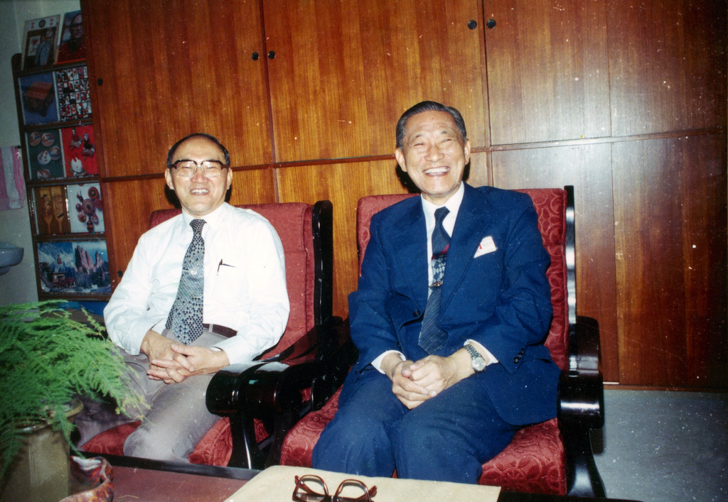 1984年，慈濟醫院首次董事會，推選臺大醫院行政副院長杜詩綿(右)教授為慈濟醫院創院院長，曾文賓教授為副院長