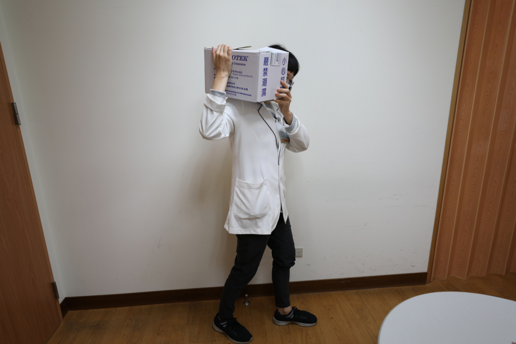 花蓮慈院職業醫學科主治醫師林純吉診間為病人進行評估，並示範常見的扛運重物錯誤動作