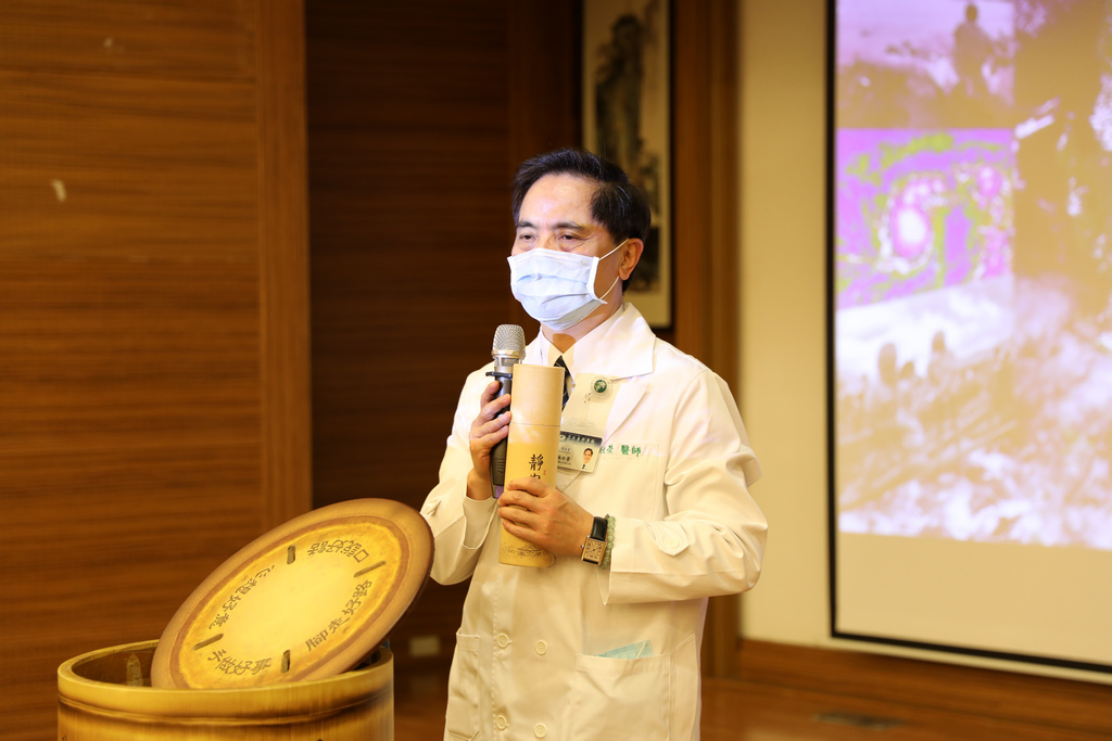 「日存五毛錢可傳法，日存一把米可救人」林欣榮院長在募心募愛活動中呼籲，期待人人拿出竹筒，發揮這分愛心，幫助災民