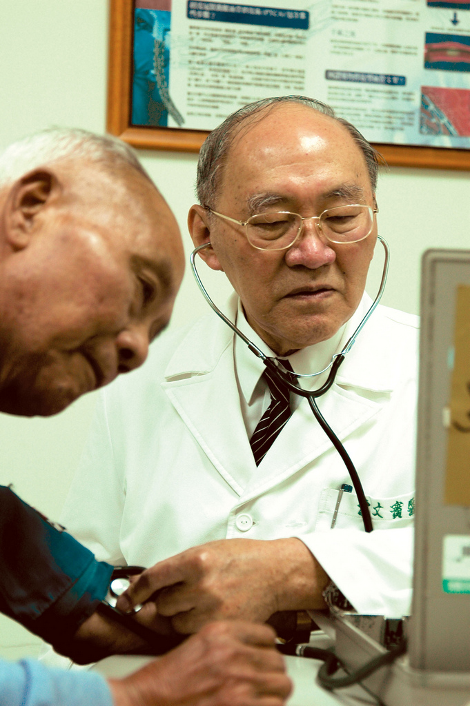 曾文賓院長退而不休，年近九旬依然在門診守護老病友