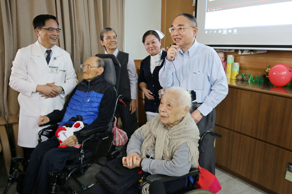 2020年1月，林欣榮院長(左一)帶領團隊幫曾文賓院長慶生，曾漢民醫師也代替父親致詞