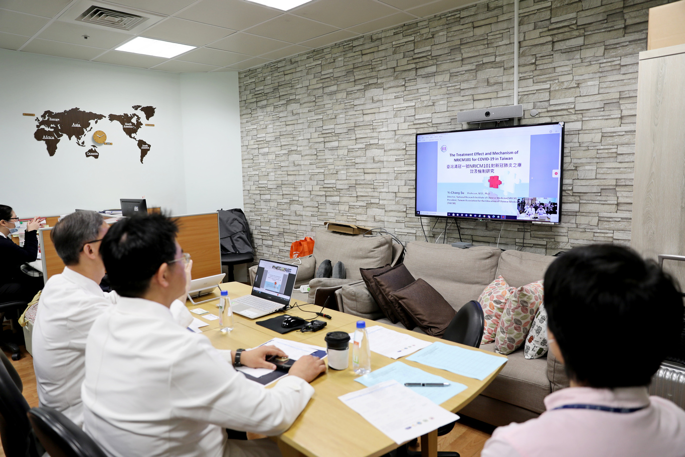 本次視訊論壇由花蓮慈院的何宗融副院長與李啟誠主任共同主持