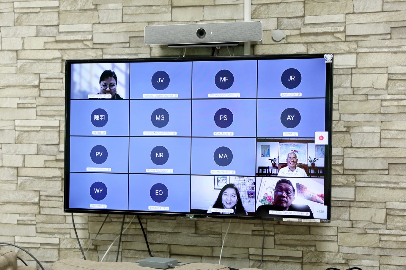 近二百位醫師不受新型冠狀病毒肺炎疫情影響，線上即時參與視訊論壇