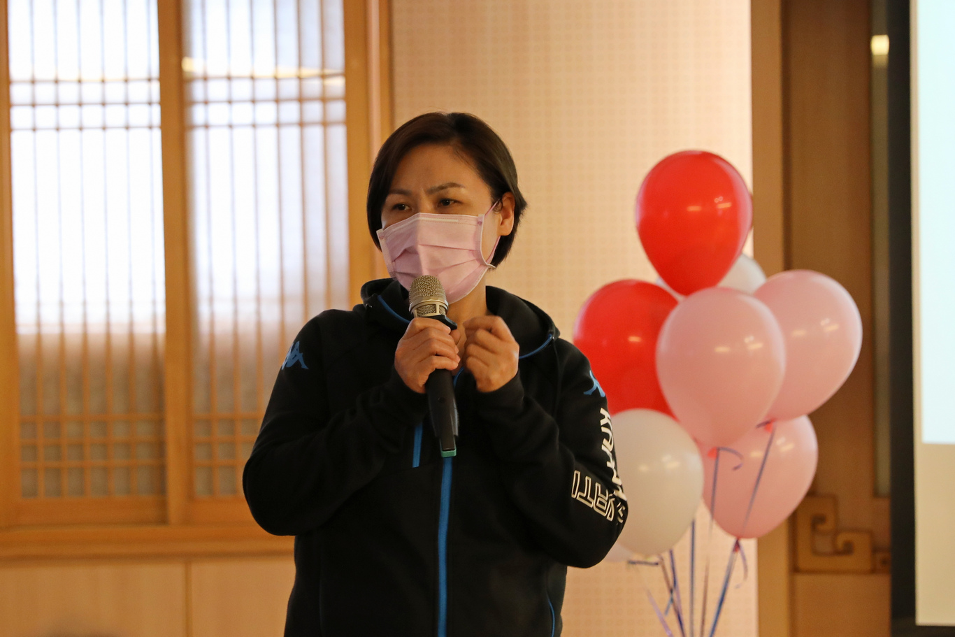 四十九歲的林小姐開心的分享,現在眼睛不會痠痛,也不會一直流淚,頭痛症狀也大大改善,生活品質也得到提升,很感恩阮郁修醫師帶領團隊為她治療,讓她不用翻山越嶺到北部或南部就醫,也謝謝每週不辭辛勞從臺東載她到花蓮看診的先生 四十九歲的林小姐開心的分享,現在眼睛不會痠痛,也不會一直流淚,頭痛症狀也大大改善,生活品質也得到提升,很感恩阮郁修醫師帶領團隊為她治療,讓她不用翻山越嶺到北部或南部就醫,也謝謝每週不辭辛勞從臺東載她到花蓮看診的先生