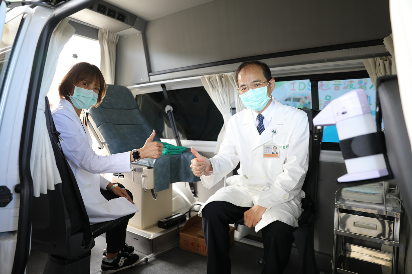 花蓮慈院家醫部葉日弌主任(右)與秀林鄉衛生所主任田惠文(左),現場介紹如何透過醫療巡迴車為民眾進行腹部超音波檢查。 花蓮慈院家醫部葉日弌主任(右)與秀林鄉衛生所主任田惠文(左),現場介紹如何透過醫療巡迴車為民眾進行腹部超音波檢查。