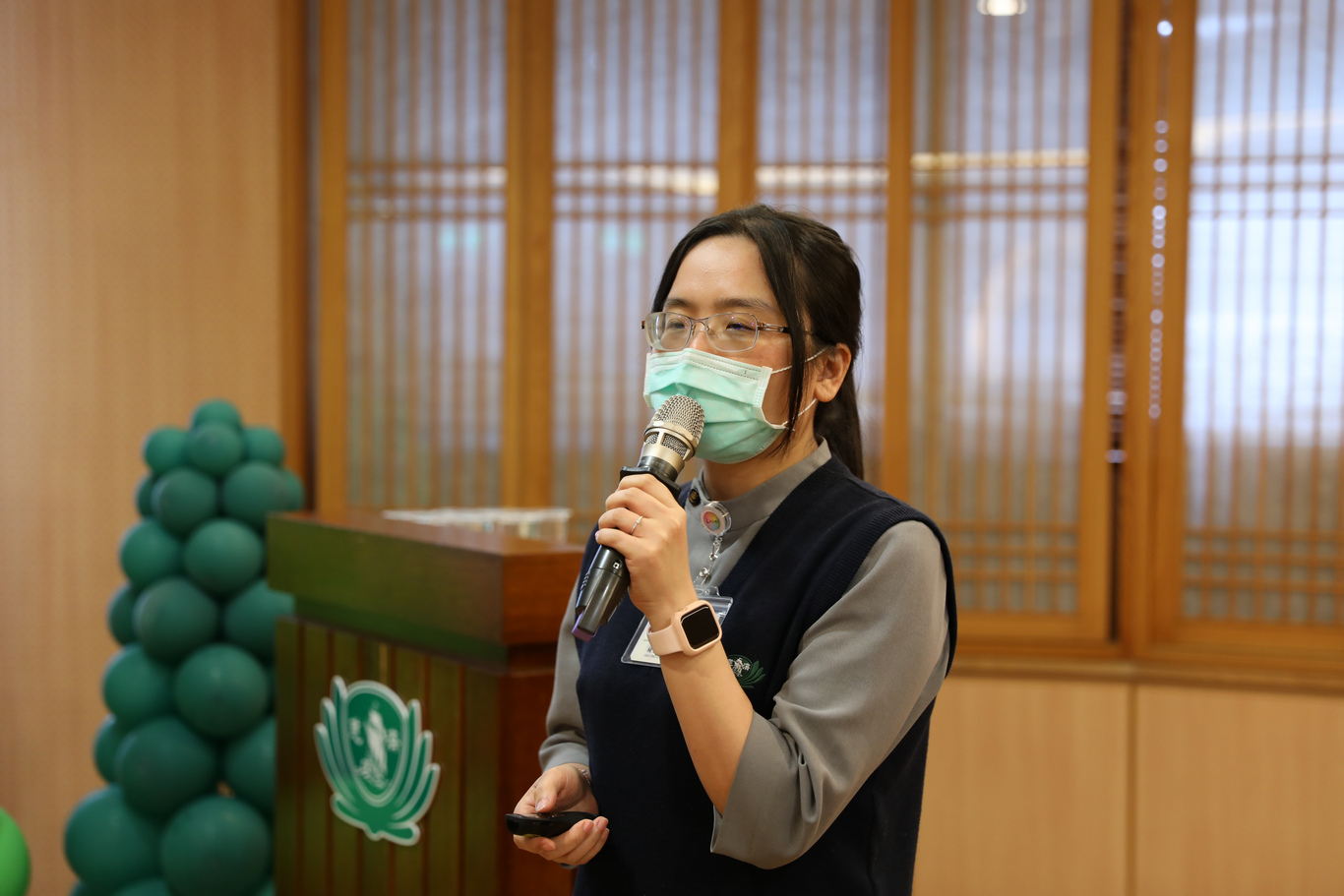 醫事室專員褚惠瑛分享推動IDS計畫的經驗心得與IDS風險款的成果。 醫事室專員褚惠瑛分享推動IDS計畫的經驗心得與IDS風險款的成果。