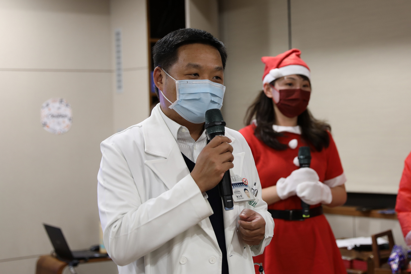 花蓮慈濟醫院心蓮病房主任謝至鎠表示，透過歡樂的耶誕晚會，希望每個人都能收藏這段愉快的回憶，以及與心蓮團隊共處的時光。