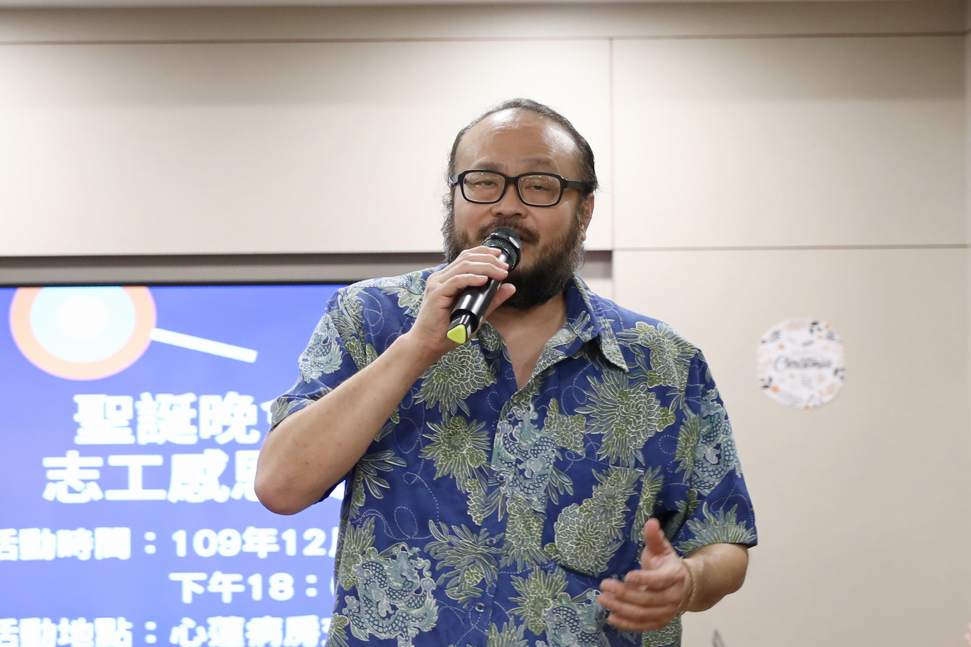 曾獲金曲獎客家音樂最佳演唱人獎的慈濟大學駐校藝術家謝宇威獻唱老歌及客家歌謠，一同慶祝佳節。