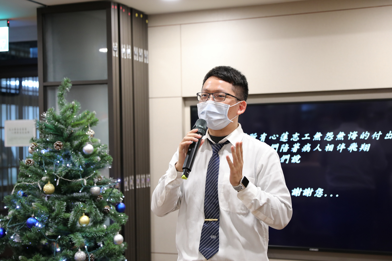 花蓮慈濟醫院家庭醫學科醫師盧星翰表示，心蓮志工以「愛」陪伴病人的每一個時刻，可能都比醫師開的藥物更有效，更能膚慰病人的身心，他發自內心的感謝團隊裡無怨無悔、為病人全心付出的志工。