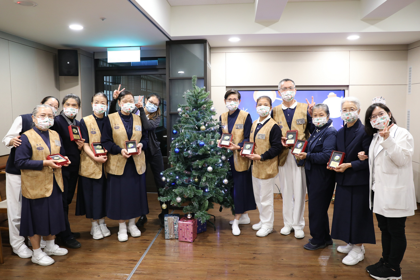 「感恩志工用心相伴，用愛相隨」心蓮病房團隊送上感恩獎牌，謝謝志工近二十五年來不求回報的付出與陪伴。