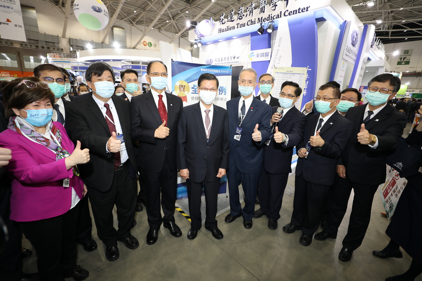 立法院院長游錫堃(中)在醫療科技展蒞臨花蓮慈院展區