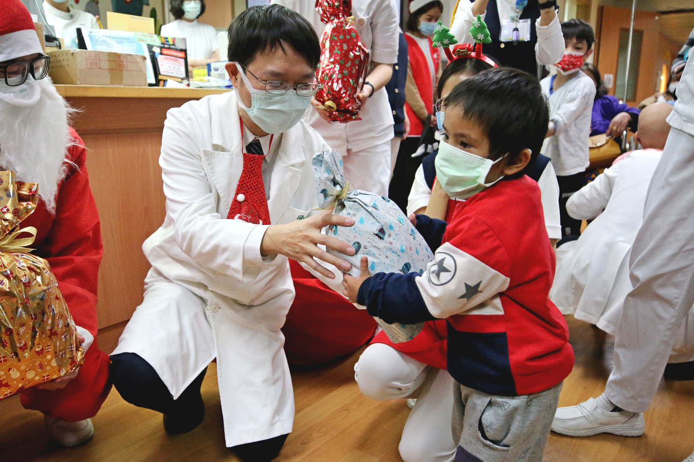 曾獲金曲獎客家音樂最佳演唱人獎的慈濟大學駐校藝術家謝宇威獻唱老歌及客家歌謠，一同慶祝佳節。