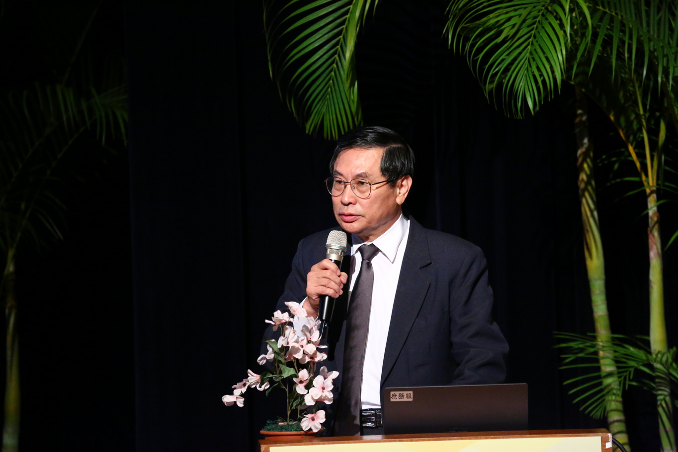 曾任衛生署署長的生物科技開發中心董事長涂醒哲指出,曾文賓教授一生橫跨臨床醫療及公共衛生領域,是學生後進的典範。 曾任衛生署署長的生物科技開發中心董事長涂醒哲指出,曾文賓教授一生橫跨臨床醫療及公共衛生領域,是學生後進的典範。