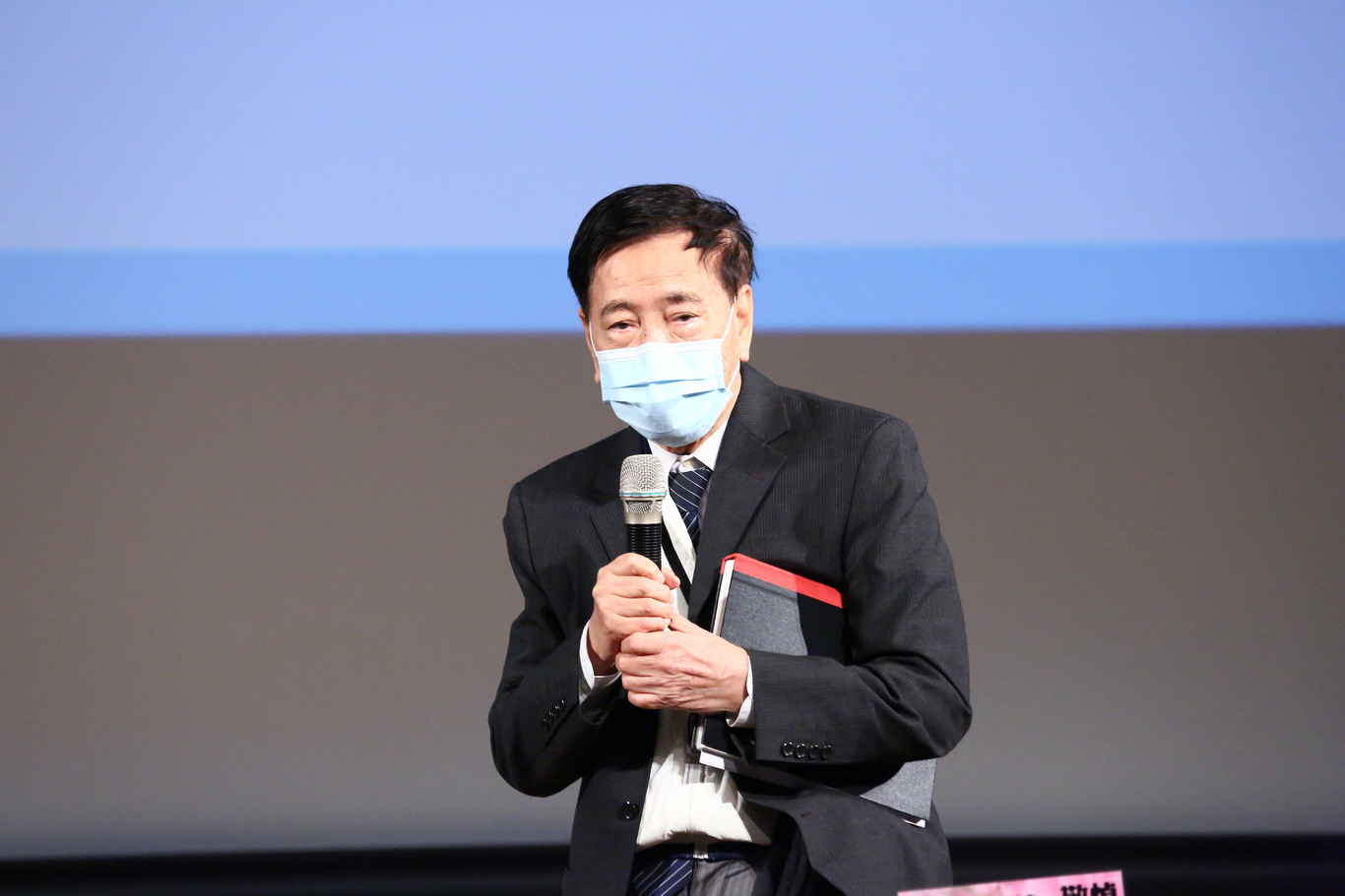 身為曾文賓院長學生,王正一教授代表台大醫院向曾文賓教授致敬。 身為曾文賓院長學生,王正一教授代表台大醫院向曾文賓教授致敬。